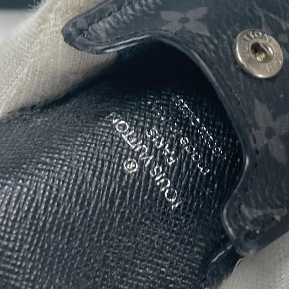 LOUIS VUITTON M80220 MonogramEclipse Lanyard Airpods Earphone case with strap - Picture 3 of 11